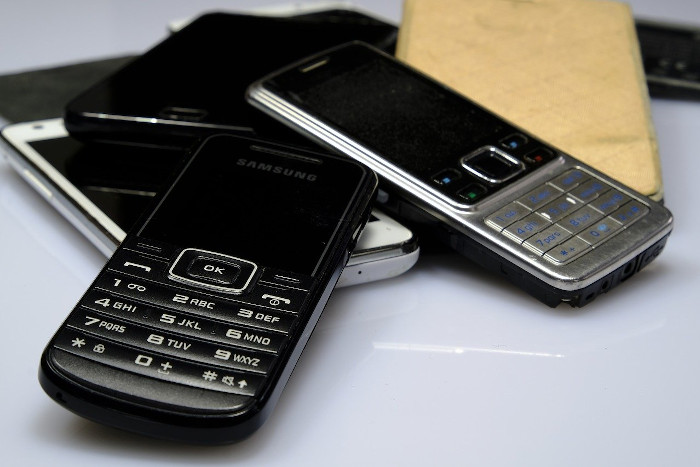 Alte Handys und Smartphones können recycelt werden. Dafür gibte es die Handysammlungen des BUND und Mobile Box.