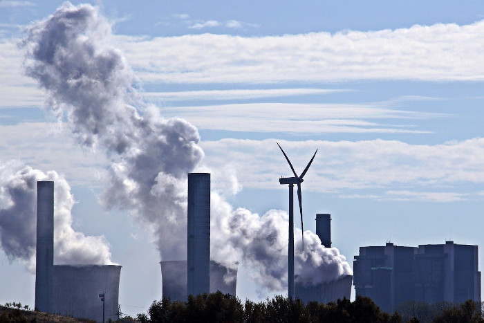 Der Klimawandel: U.a. zu erreichen durch erneuerbare Energien, wie Windkraftanlagen.