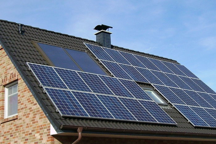 Erneuerbare Energie: Eine Photovoltaikanlage auf einem Hausdach.