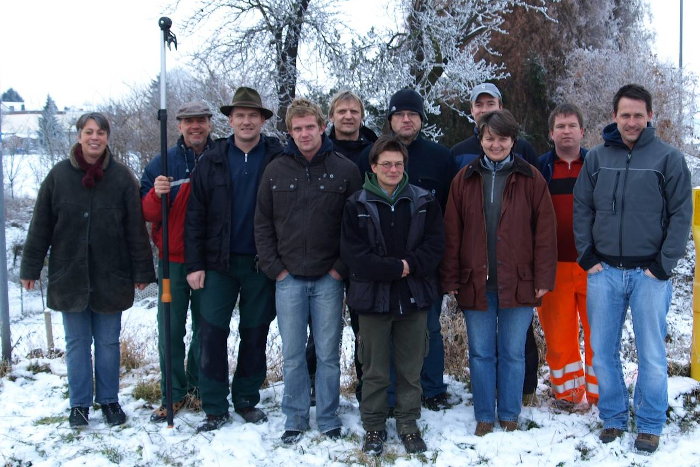 Teilnehmer*innen eines Schnittkurses für Obstbäume im Winter.